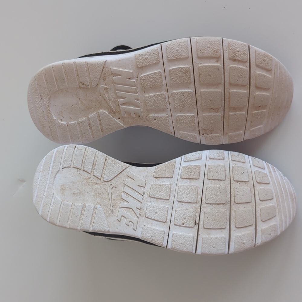 Nike shoes Size 3.5Y - Picture 8 of 9